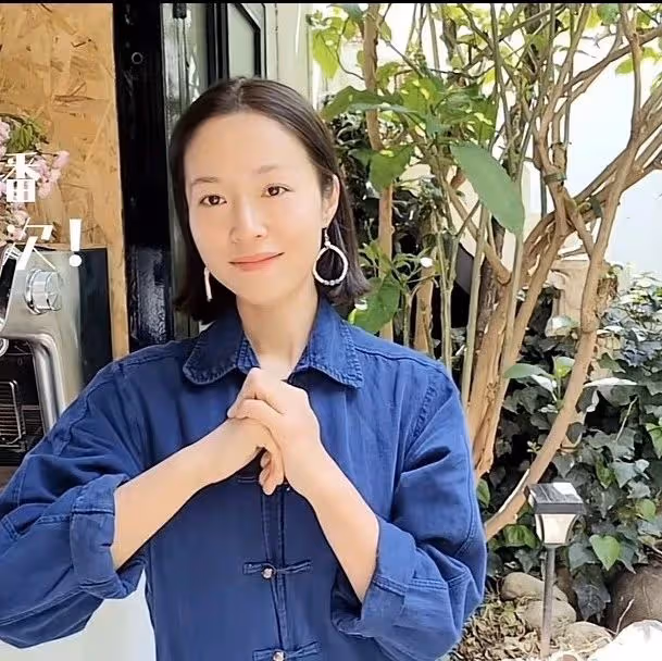 江一燕定居農村住瓦房，攜婆婆女兒摘桑葚，門口種桑樹被指不吉利
