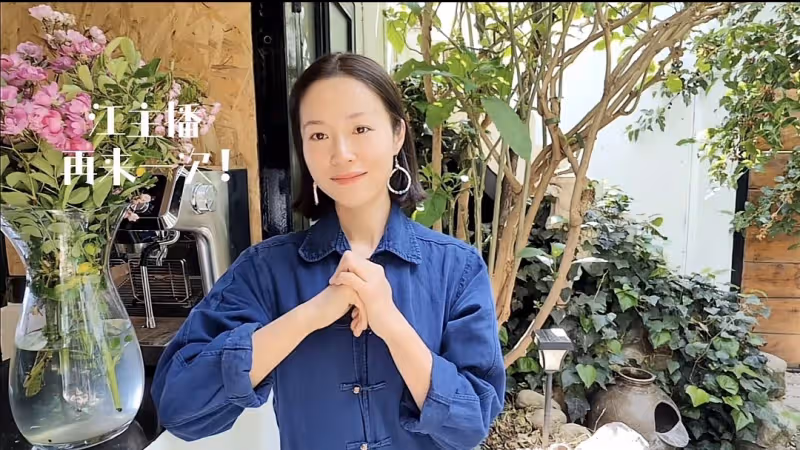 江一燕定居農村住瓦房,攜婆婆女兒摘桑葚,門口種桑樹被指不吉利