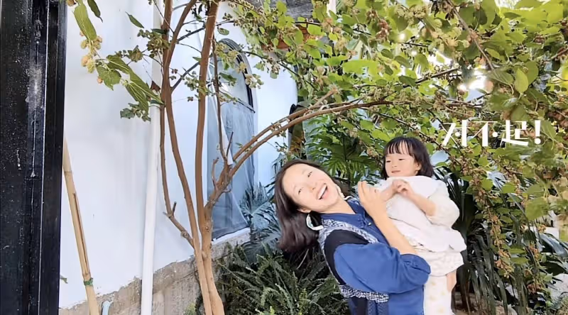 江一燕定居農村住瓦房,攜婆婆女兒摘桑葚,門口種桑樹被指不吉利