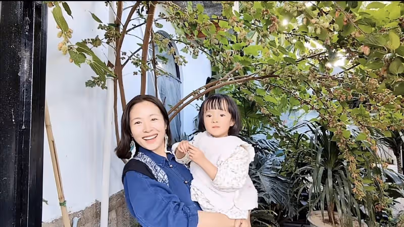 江一燕定居農村住瓦房,攜婆婆女兒摘桑葚,門口種桑樹被指不吉利