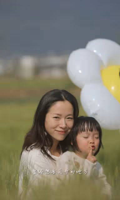 江一燕定居農村住瓦房,攜婆婆女兒摘桑葚,門口種桑樹被指不吉利