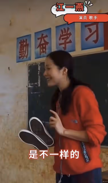 江一燕定居農村住瓦房,攜婆婆女兒摘桑葚,門口種桑樹被指不吉利