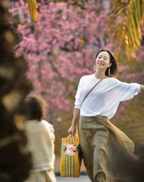 江一燕定居農村住瓦房,攜婆婆女兒摘桑葚,門口種桑樹被指不吉利