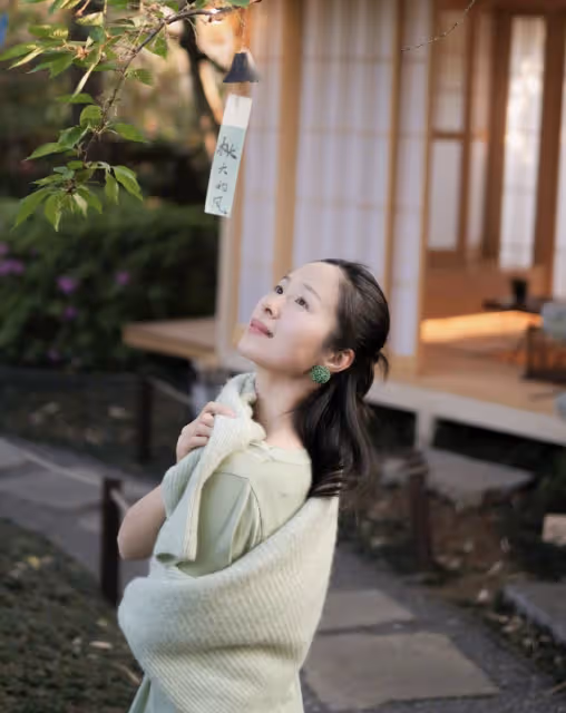 江一燕定居農村住瓦房,攜婆婆女兒摘桑葚,門口種桑樹被指不吉利