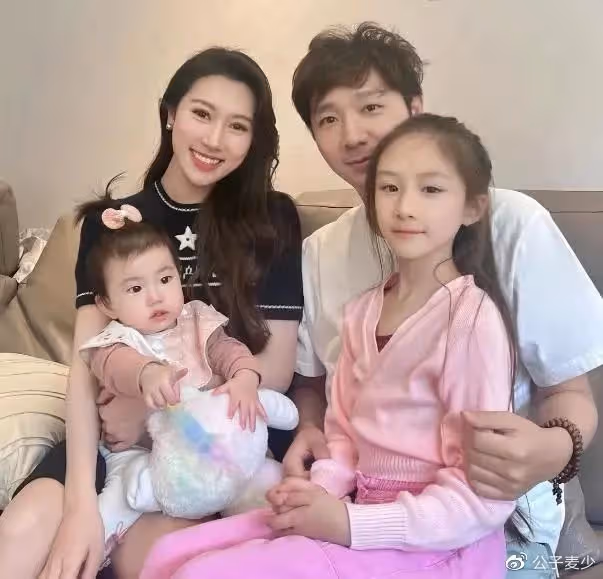 陳佩斯兒子曬全家福!4個孩子都是高顏值臉,表妹長相不輸女明星