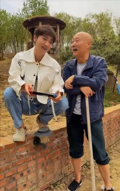 陳佩斯兒子曬全家福!4個孩子都是高顏值臉,表妹長相不輸女明星