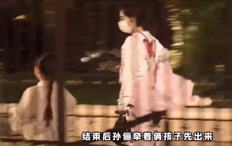 鄧超孫儷一家四口外出聚餐,為9歲女兒慶生,等等身高直追媽媽