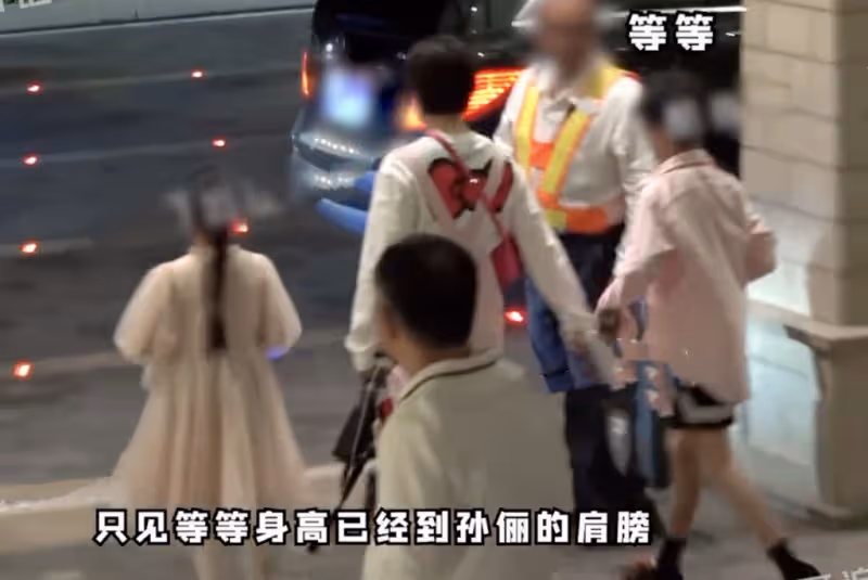 鄧超孫儷一家四口外出聚餐,為9歲女兒慶生,等等身高直追媽媽