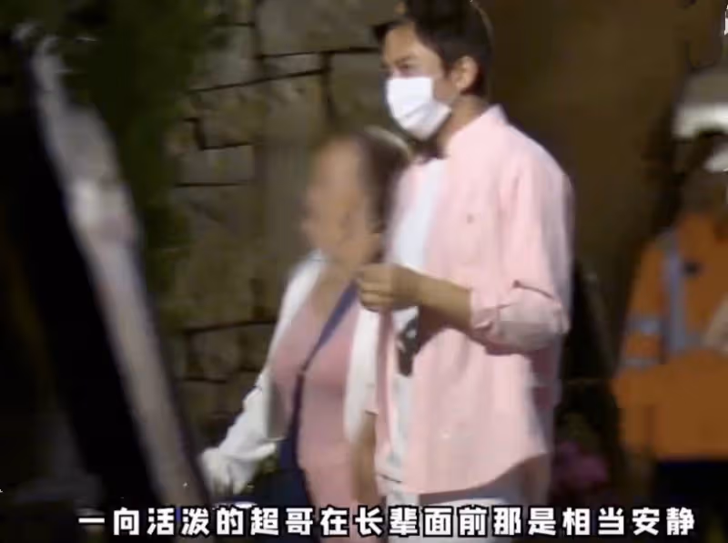 鄧超孫儷一家四口外出聚餐,為9歲女兒慶生,等等身高直追媽媽