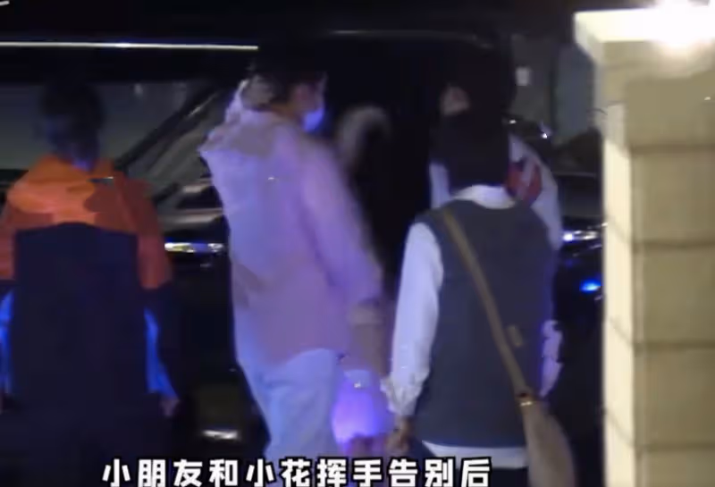 鄧超孫儷一家四口外出聚餐,為9歲女兒慶生,等等身高直追媽媽
