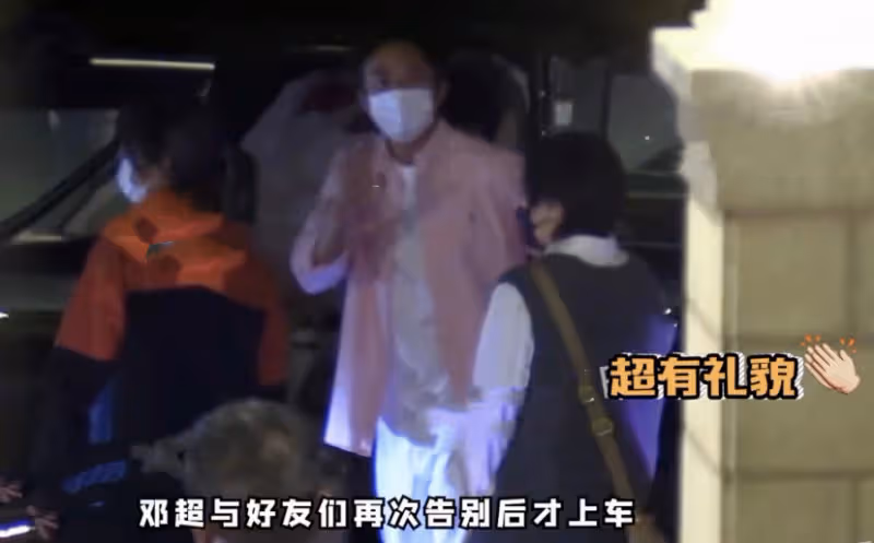 鄧超孫儷一家四口外出聚餐,為9歲女兒慶生,等等身高直追媽媽