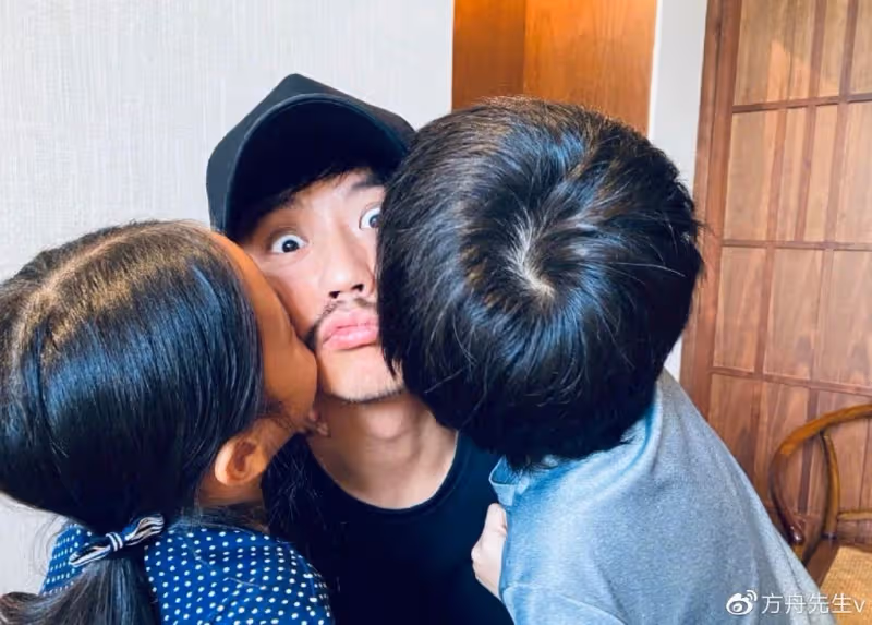 鄧超孫儷一家四口外出聚餐,為9歲女兒慶生,等等身高直追媽媽