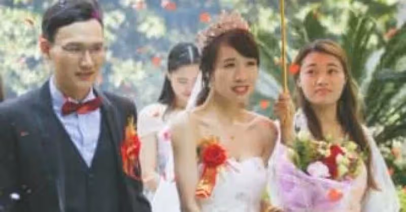 苦追她3年的男孩，她對人家愛搭不理，突然男孩要結婚了，看到新娘後，她卻哭了！