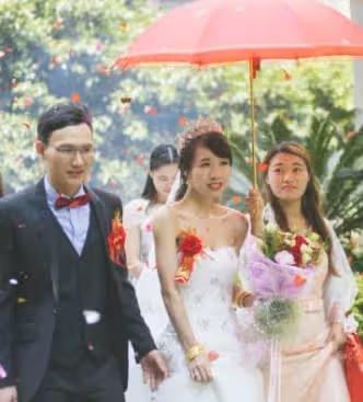 苦追她3年的男孩，她對人家愛搭不理，突然男孩要結婚了，看到新娘後，她卻哭了！