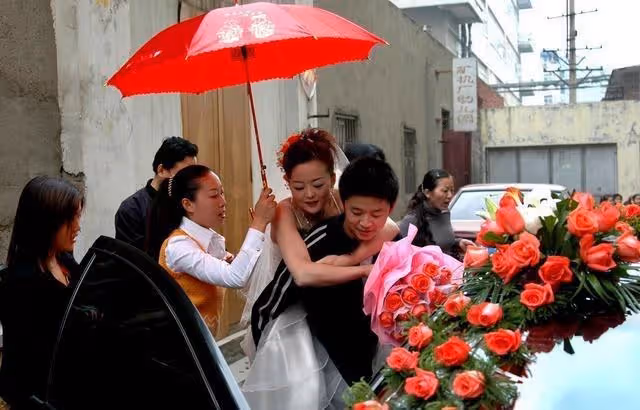 妹妹遠嫁3年不歸!父親「思女心切」讓我給她送玉米 看到開門的人我愣了:哥帶你回家!