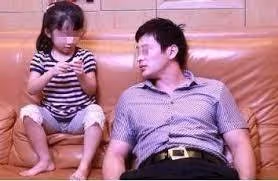 老公去世後， 女兒會常爬到床底喊爸爸，妻子覺得很奇怪，低頭一看愣了