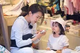 老公去世後， 女兒會常爬到床底喊爸爸，妻子覺得很奇怪，低頭一看愣了