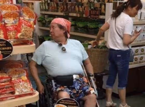 68歲洪金寶坐輪椅,65歲成龍頭髮花白,只有65歲的他活得像個妖精