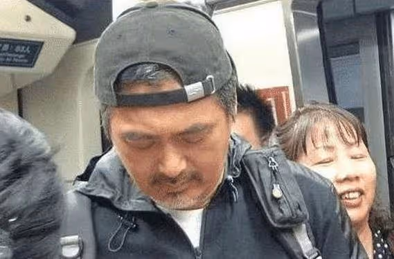 68歲洪金寶坐輪椅,65歲成龍頭髮花白,只有65歲的他活得像個妖精