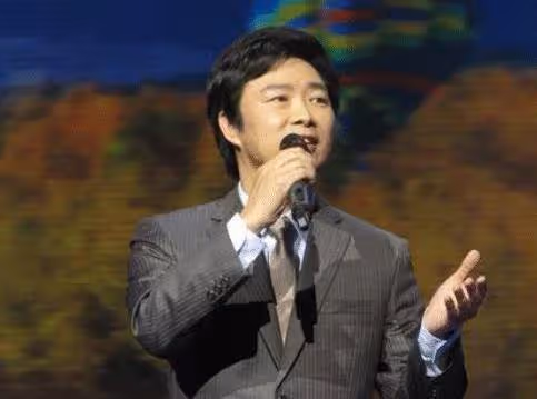 68歲洪金寶坐輪椅,65歲成龍頭髮花白,只有65歲的他活得像個妖精