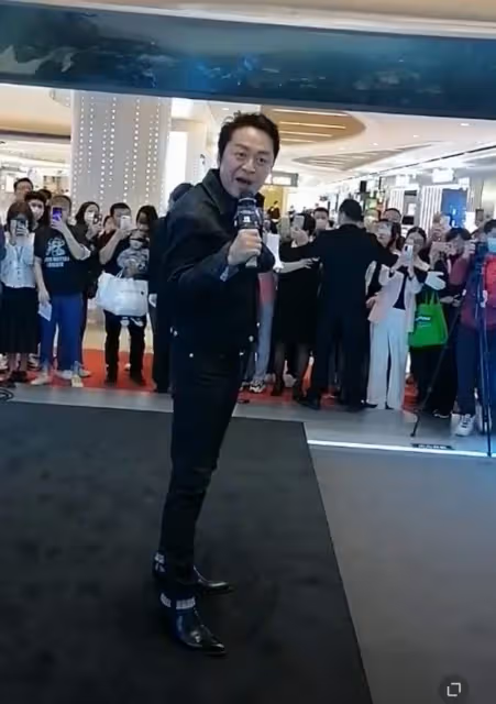 60歲馬景濤近況顯落魄,髮際線後移「外形變化大」家中面積狹小傢俱破舊,一家八口聚餐太擁擠,網友:太接地氣了