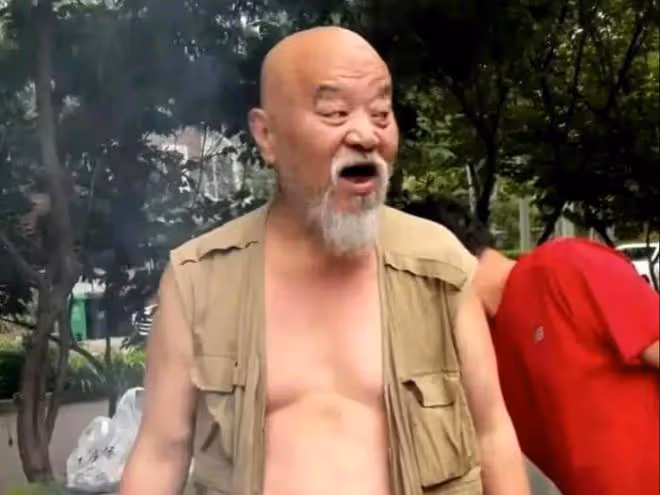 68歲李琦近況曝光,無戲可拍在街頭賣羊肉串,肉多味美一串五十塊