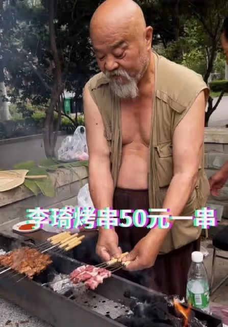 68歲李琦近況曝光,無戲可拍在街頭賣羊肉串,肉多味美一串五十塊