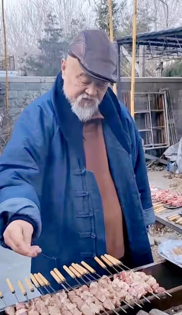68歲李琦近況曝光,無戲可拍在街頭賣羊肉串,肉多味美一串五十塊