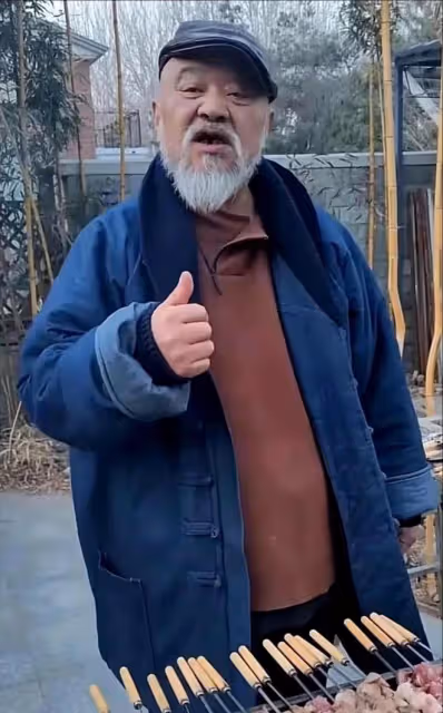 68歲李琦近況曝光,無戲可拍在街頭賣羊肉串,肉多味美一串五十塊