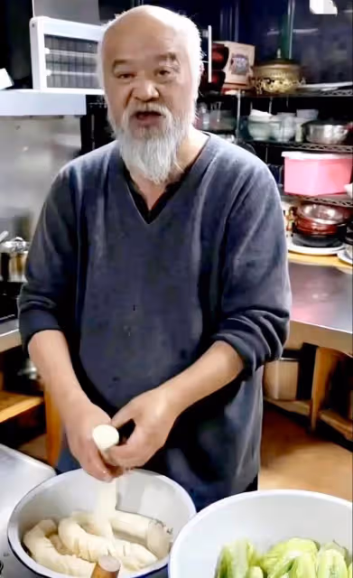 68歲李琦近況曝光,無戲可拍在街頭賣羊肉串,肉多味美一串五十塊
