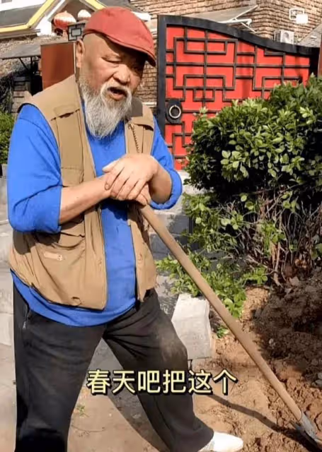 68歲李琦近況曝光,無戲可拍在街頭賣羊肉串,肉多味美一串五十塊