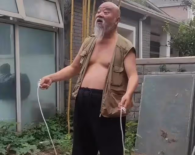 68歲李琦近況曝光,無戲可拍在街頭賣羊肉串,肉多味美一串五十塊