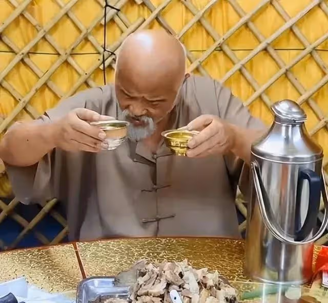 68歲李琦近況曝光,無戲可拍在街頭賣羊肉串,肉多味美一串五十塊