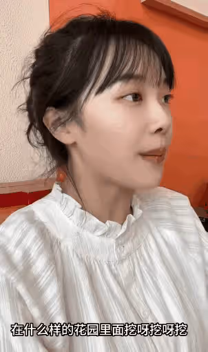 挖呀挖黃老師被曝疑似整容,之前顏值一般,現在長相漂亮身材苗條