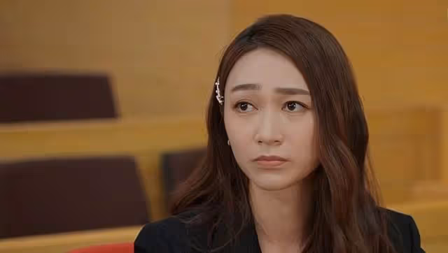 TVB知名女星穿低胸短裙秀美腿，不覺自己只有性感，入行4年不受捧