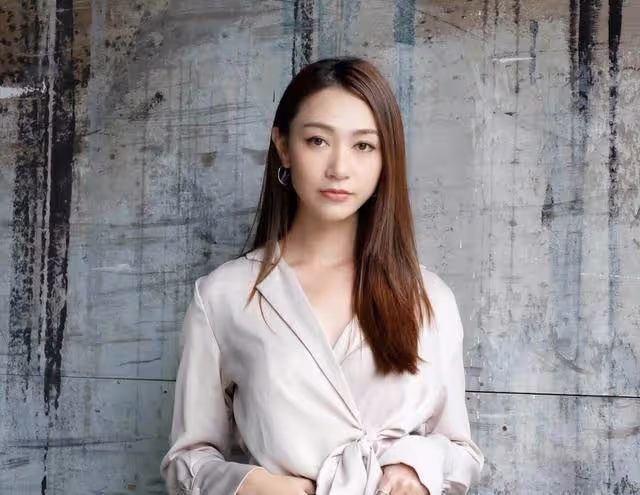 TVB知名女星穿低胸短裙秀美腿，不覺自己只有性感，入行4年不受捧