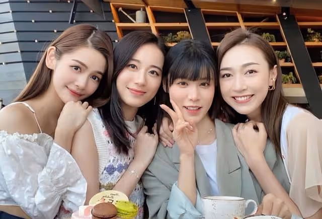 TVB知名女星穿低胸短裙秀美腿，不覺自己只有性感，入行4年不受捧
