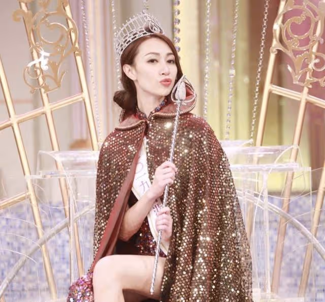 TVB知名女星穿低胸短裙秀美腿,不覺自己只有性感,入行4年不受捧