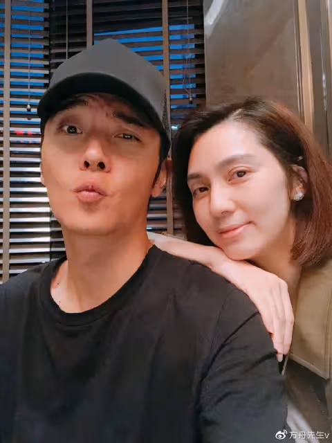 51歲洪欣婚變風波後疑首現身，帶22歲兒子聚會，未戴婚戒容光煥發