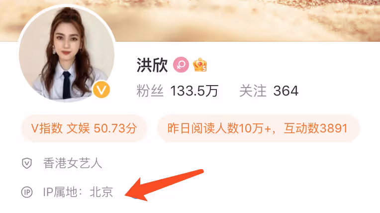 51歲洪欣婚變風波後疑首現身，帶22歲兒子聚會，未戴婚戒容光煥發