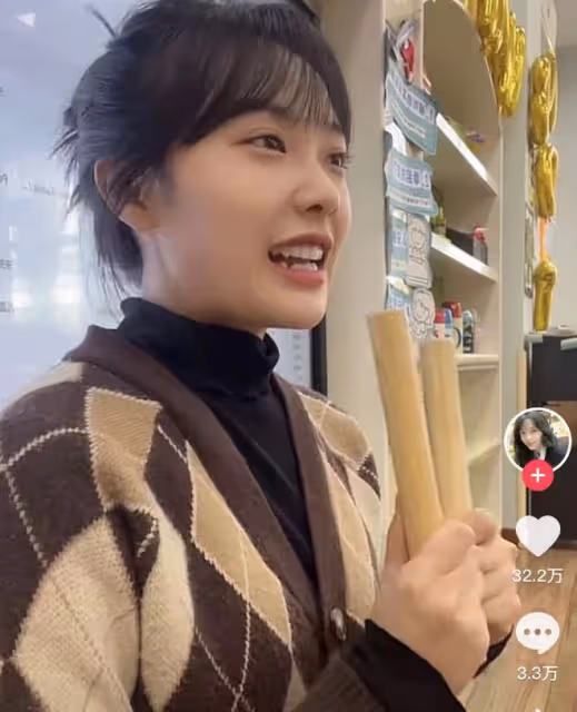 網紅黃老師再迎壞消息：官媒刪視頻，素顏照被扒，黑粉一波接一波