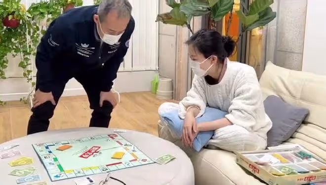 王石田朴珺回應離婚,兩人合體露面,72歲王石被質疑整容、像保安