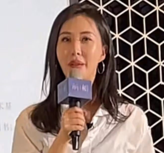 王石田朴珺回應離婚,兩人合體露面,72歲王石被質疑整容、像保安
