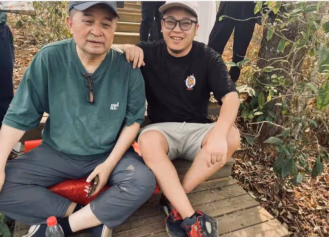 64歲畢福劍定居鄉村,田間與年輕人打鬧,滿臉皺紋老年斑模樣大變