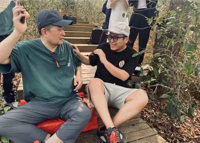 64歲畢福劍定居鄉村,田間與年輕人打鬧,滿臉皺紋老年斑模樣大變