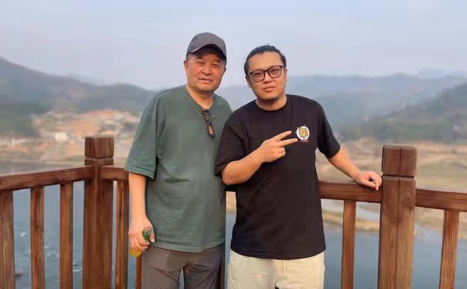 64歲畢福劍定居鄉村,田間與年輕人打鬧,滿臉皺紋老年斑模樣大變
