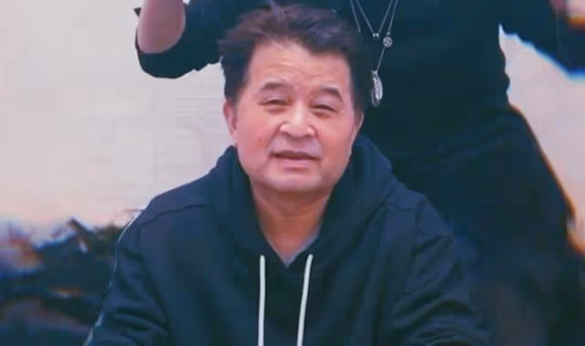 64歲畢福劍定居鄉村,田間與年輕人打鬧,滿臉皺紋老年斑模樣大變
