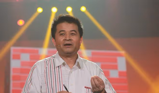 64歲畢福劍定居鄉村,田間與年輕人打鬧,滿臉皺紋老年斑模樣大變