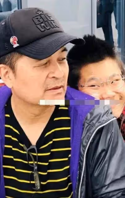 64歲畢福劍定居鄉村，田間與年輕人打鬧，滿臉皺紋老年斑模樣大變