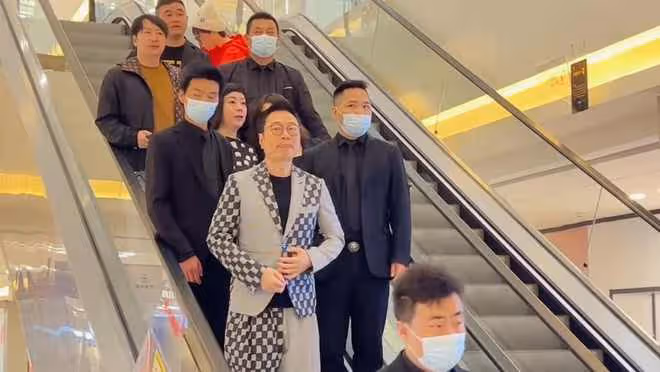 TVB視帝上海商演場面冷清,4名保鏢護送排場足,卻無粉絲圍觀